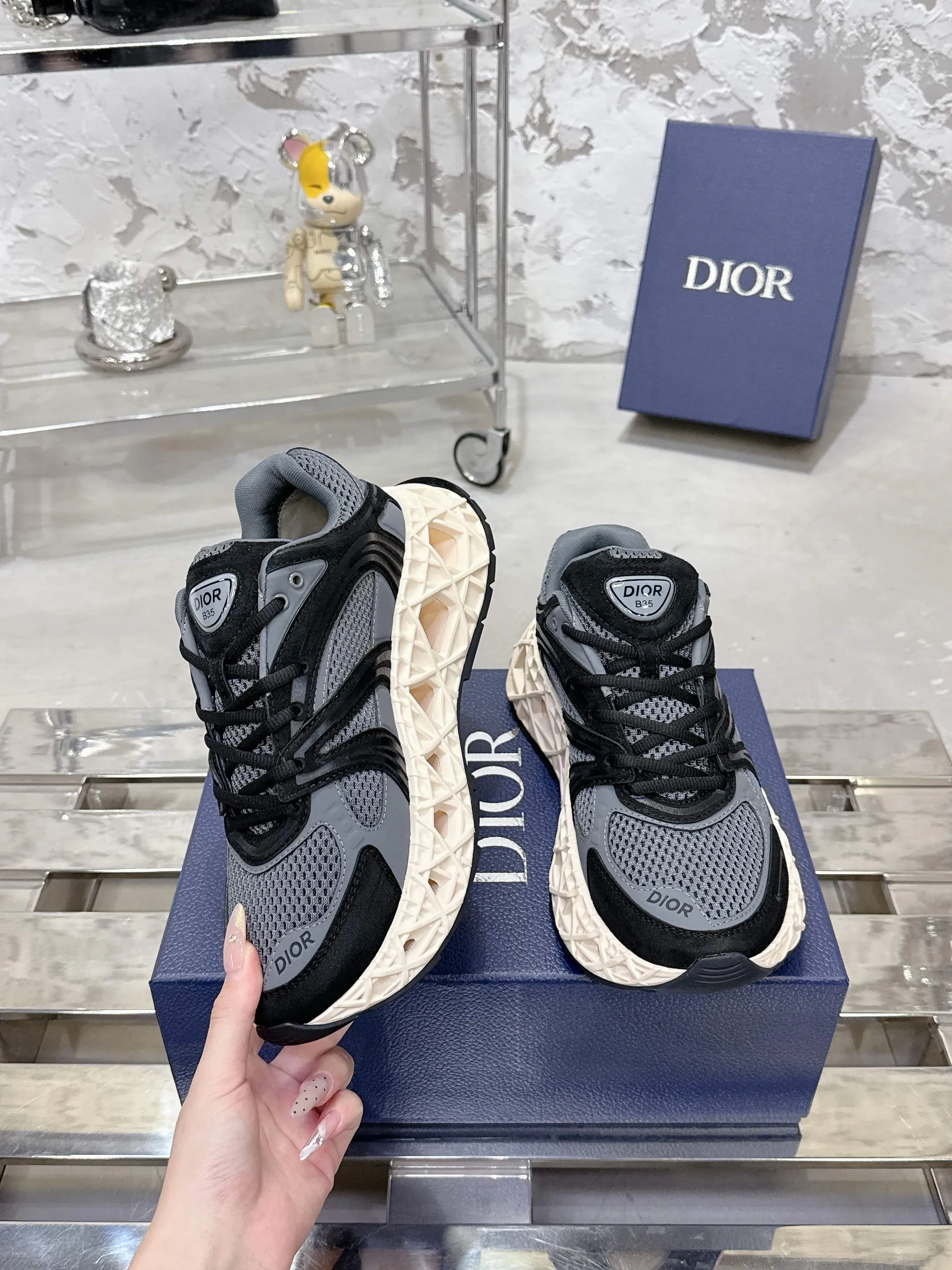 Factory price 780💰 Top version! ! ! Dior (B35) DIOR spring and summer men's wear show, the show was held at the Valle de Grasse School in Paris. Kim Jones drew inspiration from the works of South African artist Hylton Nel. The details of the shoes, clog soles and tribal elements, cleverly blended luxury craftsmanship and practicality, with fresh childishness and bright temperament, creating a new season hot spot. Dior KAWA Dior co-branded casual sports shoes reinterpret running shoes with Dior's high-end style. B35 is made of fine-textured leather and mesh fabric materials. It can be worn in all seasons, is comfortable and breathable, and has multiple lines on the shoe body to outline details. It has a full retro three-dimensional feel and can create a casual look all year round! Fabric: Cowhide/customized cloth material Lining: Imported breathable mesh Outsole: Original molded outsole Size: 39-46 (customized at 45.46)